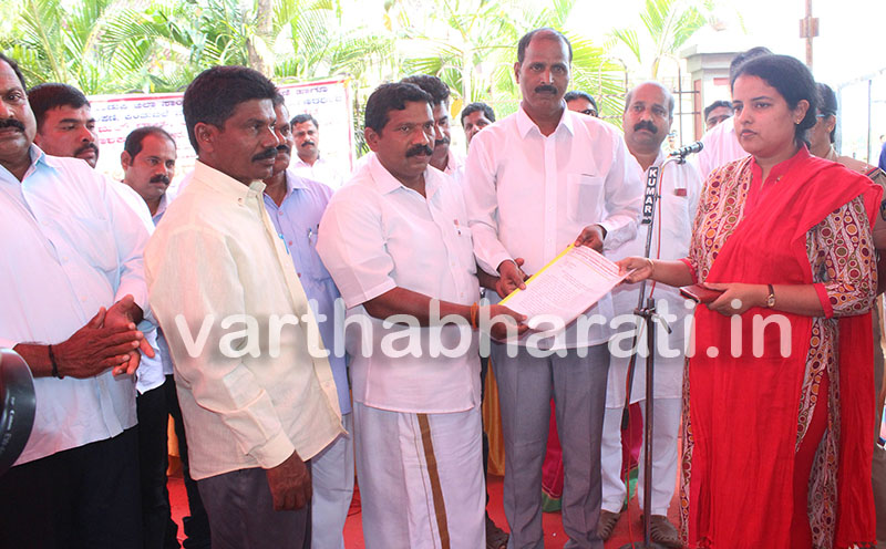 ಅಸಂಪ್ರದಾಯಿಕ ಮೀನುಗಾರಿಕೆ ನಿಷೇಧ, ನಾಡದೋಣಿಗಳ ಸೀಮೆಎಣ್ಣೆ ಬಿಡುಗಡೆಗೊಳಿಸಲು ಆಗ್ರಹಿಸಿ ಧರಣಿ